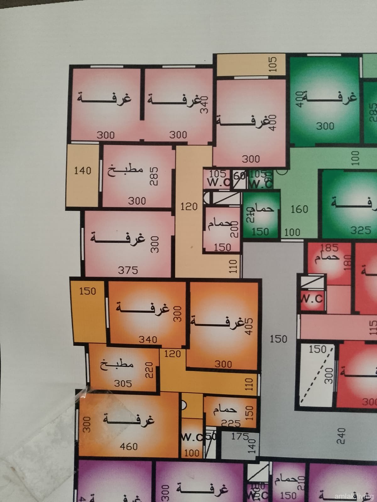  شقه للبيع على المخطط قبو أربع غرف ومنافع لون زهري  بحي الجامعه بعد المستوصف 