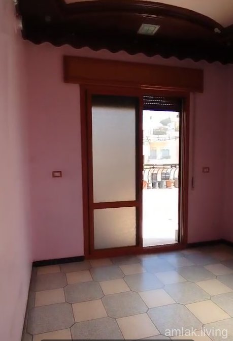 للبيع تالت فني اربع غرف ومنافع 