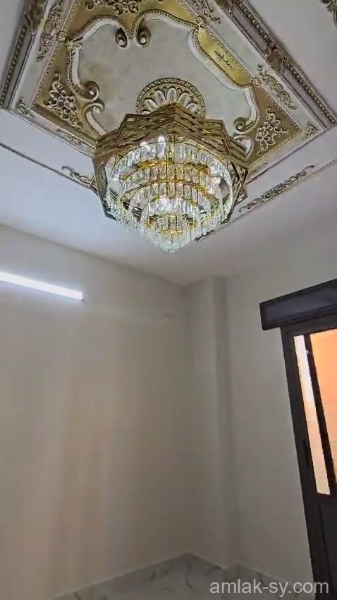 شقة مكونة من خمس غرف ومنافع قمة الاناقة والرتابة في ادلب الجديدة للبيع