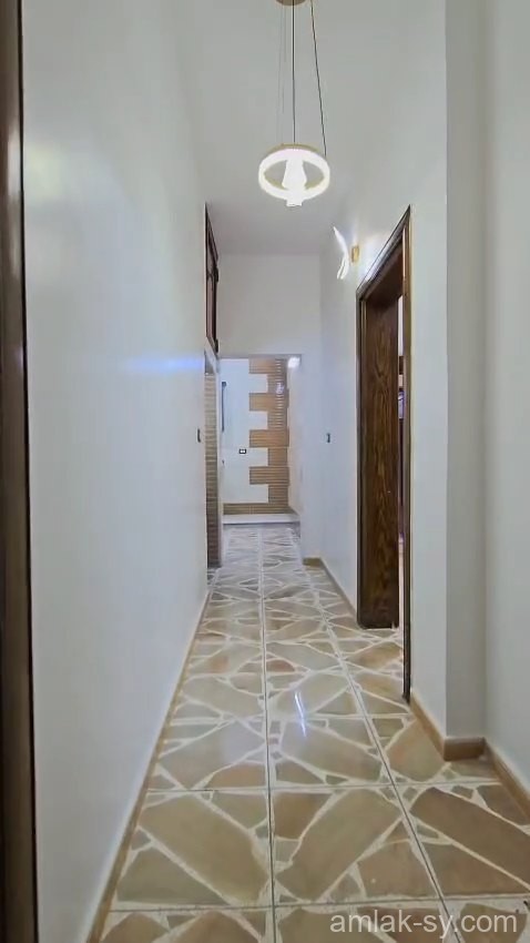 شقة أربع غرف ومنافع في شارع الأندلس (الخمّارة) في ادلب للبيع