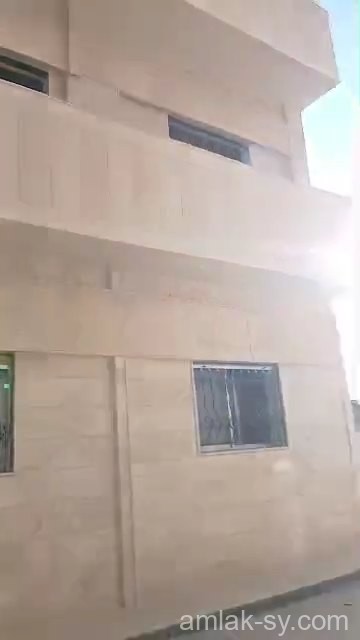 شقة 300م أرضية فارغة قرب ملعب الباسل للايجار