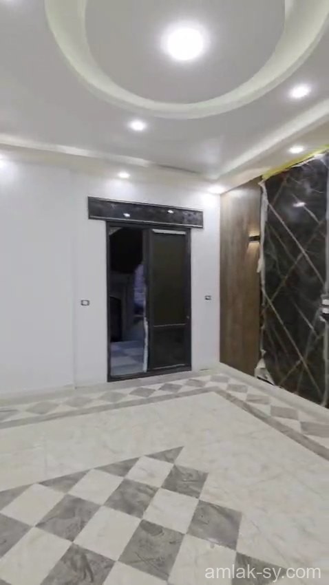 شقة 5غرف و منافع جنب قصر المحافظ في شارع الثلاثين للبيع