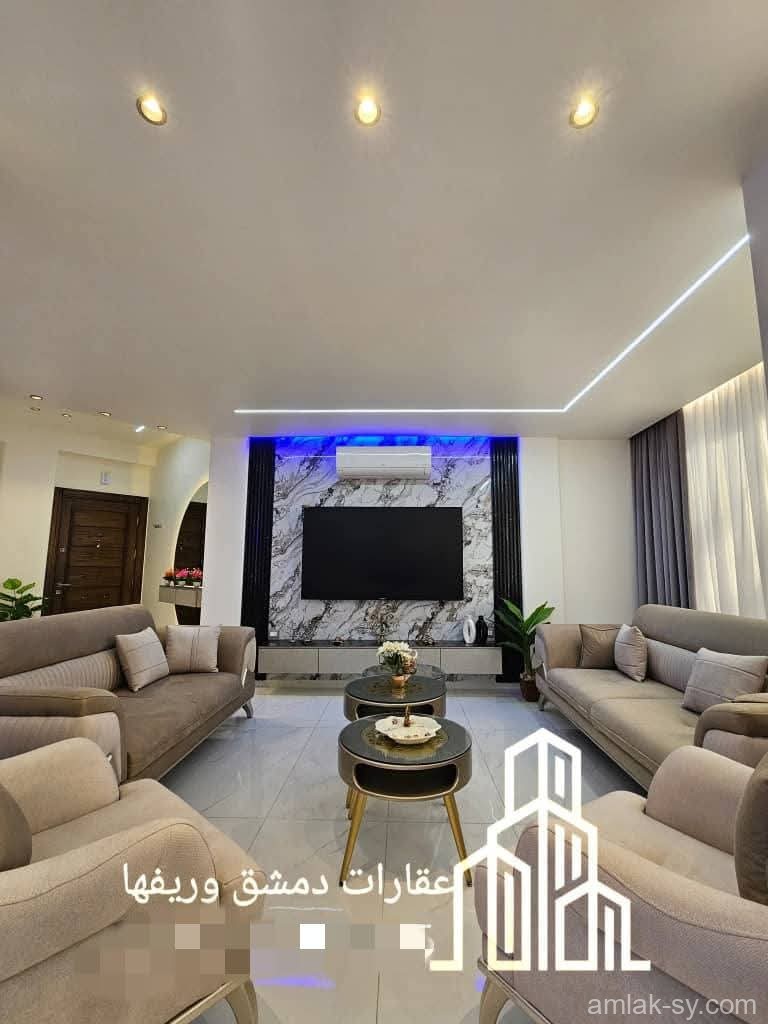 للبيع منزل سكني فاخر جنوبي غربي  في منطقة المزرعة بالقرب من مطعم الزيتونة