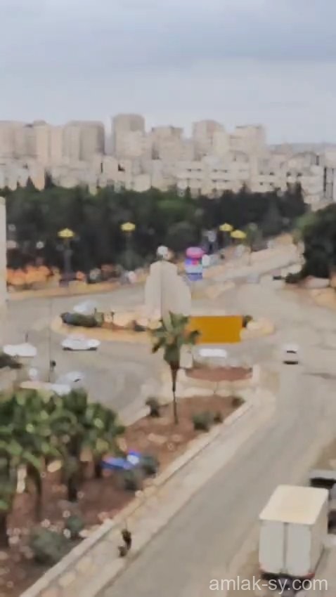 شقة أربع غرف ومنافع على شارع الأربعين الرئيسي