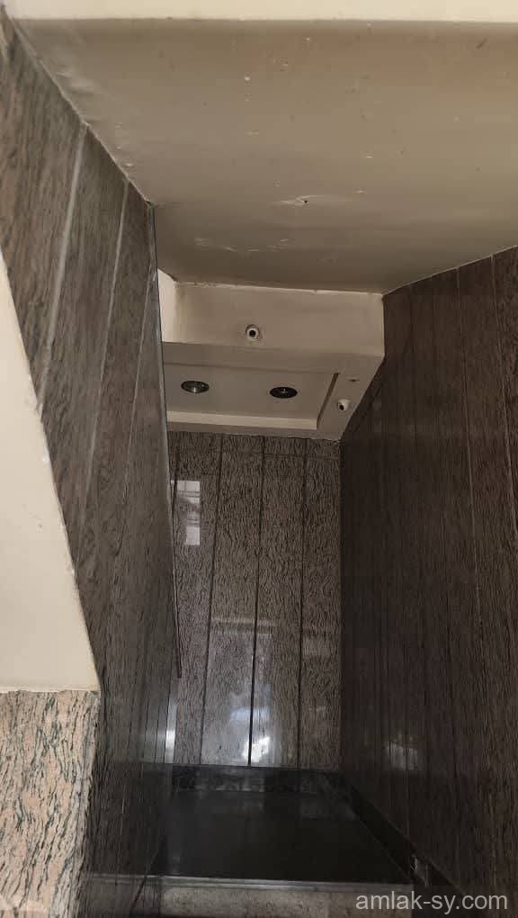 مكتب للبيع 35 م اطلالة على شارع الثورة بعد سوق الخجا