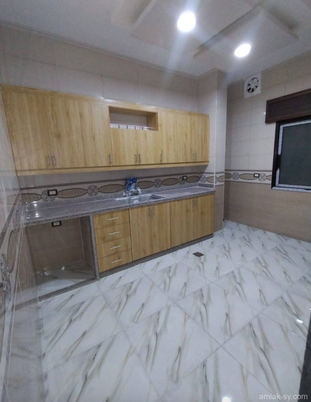 شقة للبيع قبلية غربية سوكة بالمعضمية بالقرب من جامع أبو بكر