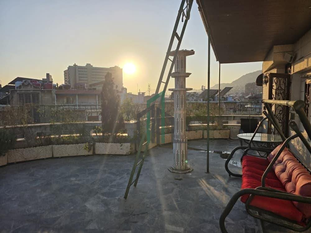 شقة للإيجار-90 م مع تراس 90 م- دمشق- ساحة الشهبندر