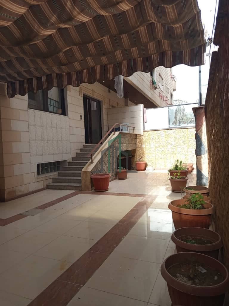 شقة ارضية للبيع 80 م مع وجيبة 80 م - ريف دمشق-اشرفية صحنايا -القرية الصغيرة